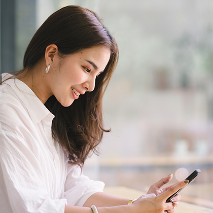 スマートフォンを見る女性